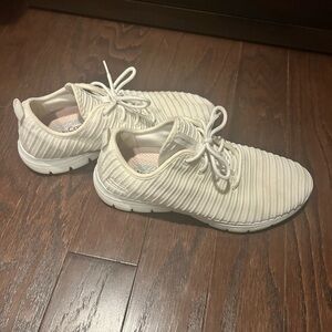 Skechers Women's Cream White Knit Athletic Sneakers Excellent Condition Sz 9